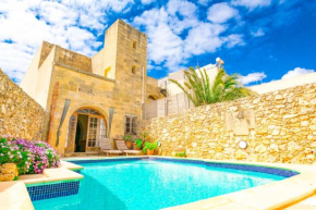 Stunning 3 bedroom Farmhouse with pool